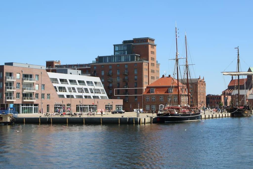 Meerblick, Balkon Und Private Sauna Im Historischen Getreidespeicher Wismar Exterior photo